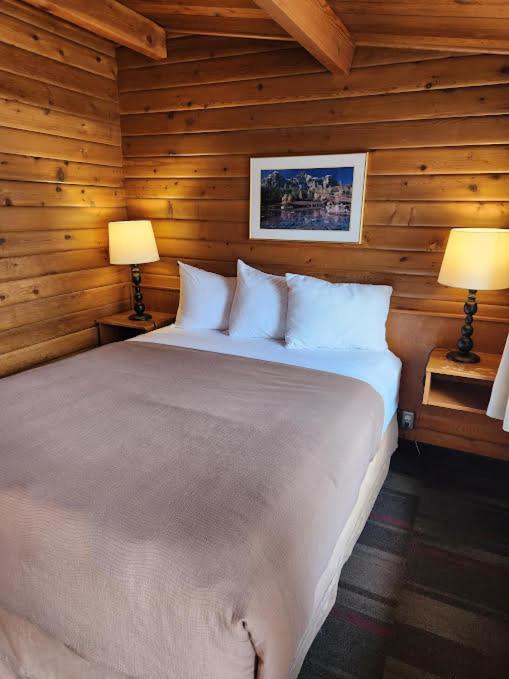 Rundle Mountain Lodge *