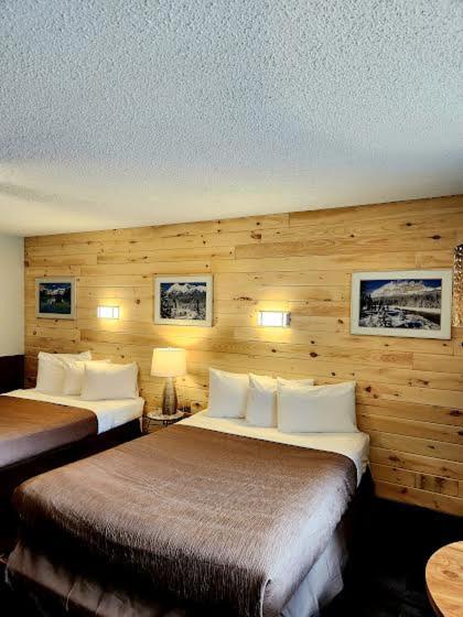 Lodge Rundle Mountain Canmore