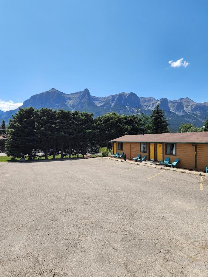 Rundle Mountain Lodge *